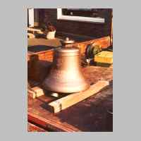 022-1050 Die gravierte Glocke auf dem Weg zum Friedhof, um in den Glockenturm eingehaengt zu werden..jpg